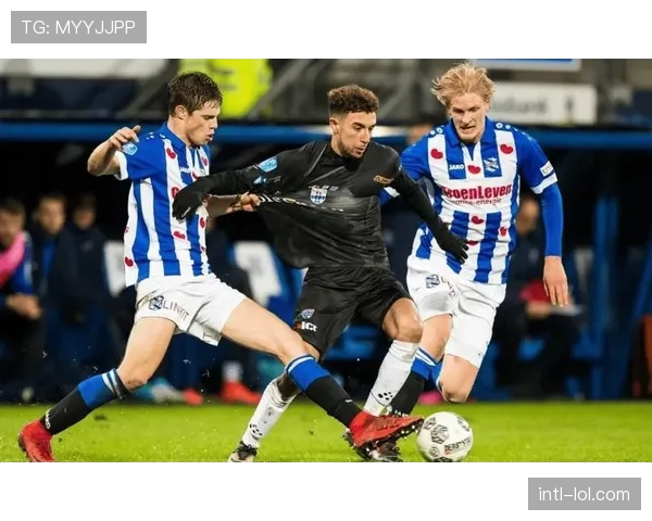 独家专访马德里竞技主帅:详解其“5-3-2”防守体系在欧冠中的实战演化